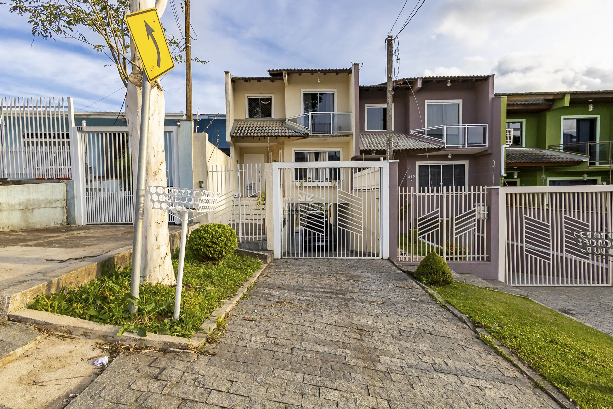 Excelente sobrado triplex no Bairro Santa Cândida.