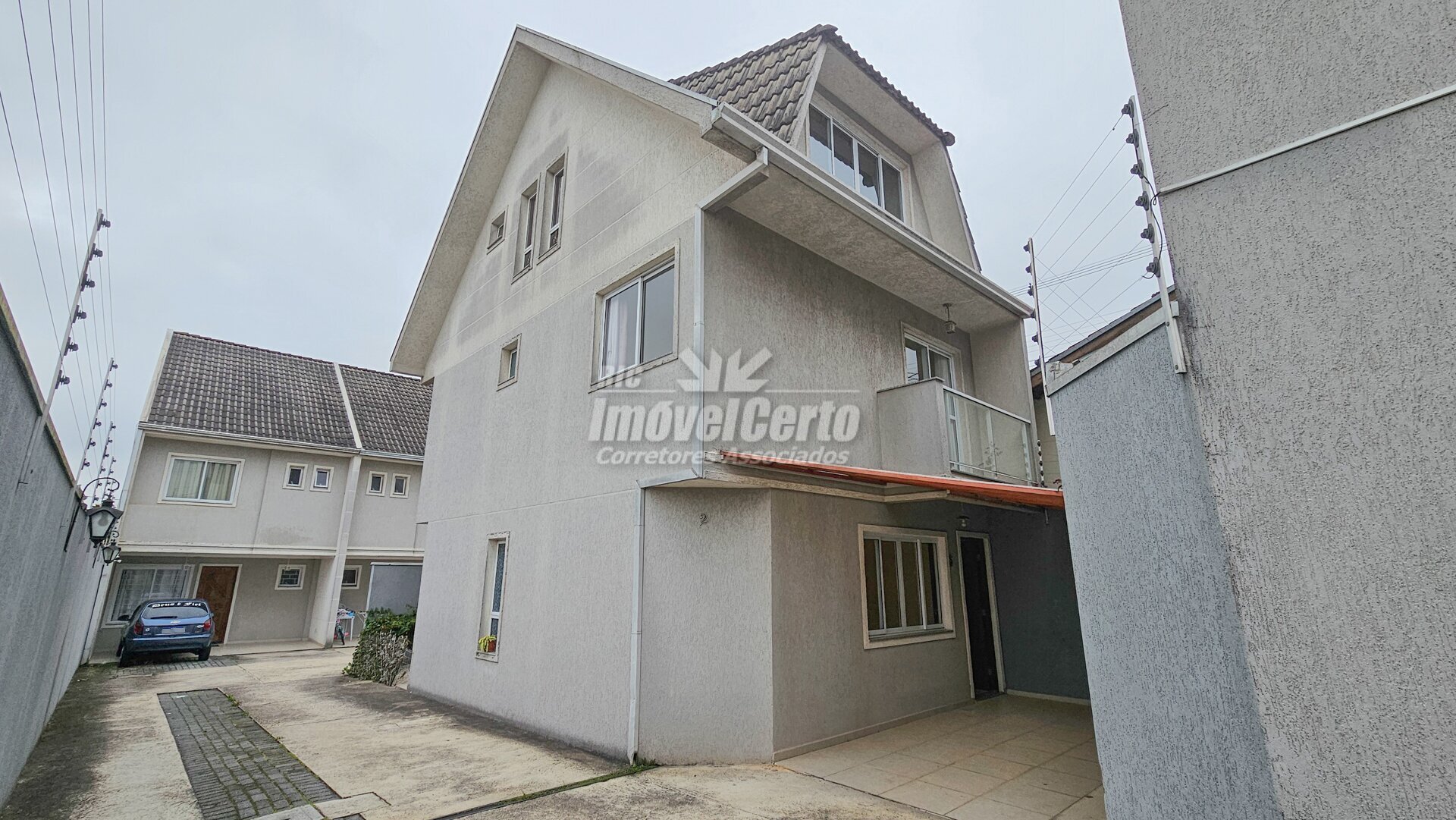Sobrado triplex em condomínio fechado de 129 m² co