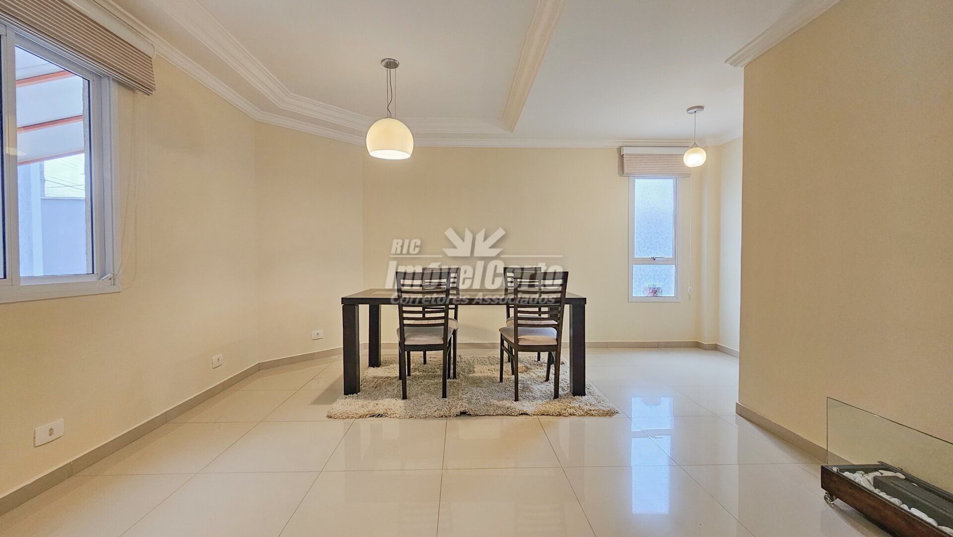 Sobrado triplex em condomínio fechado de 129 m² co