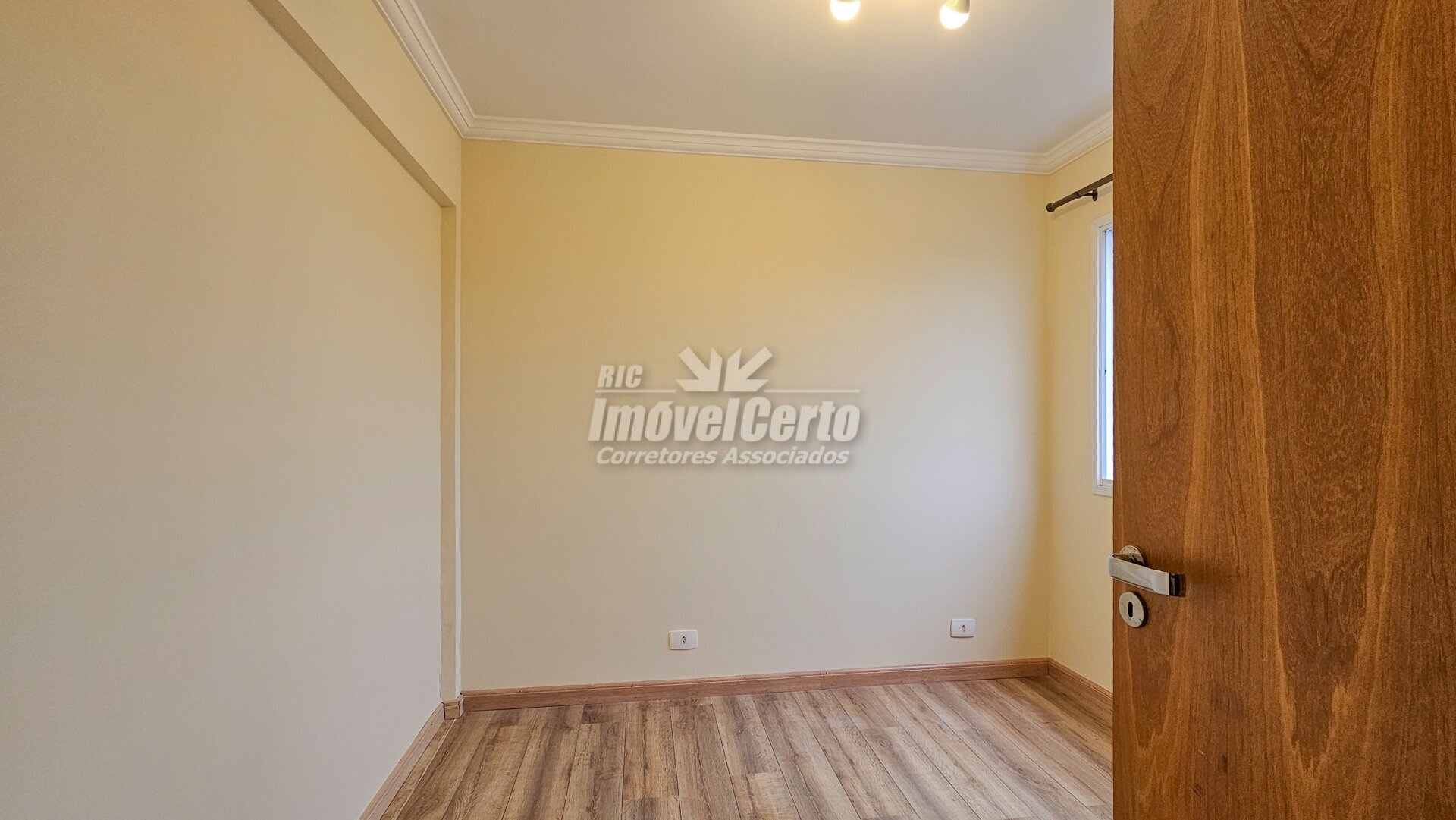 Sobrado triplex em condomínio fechado de 129 m² co