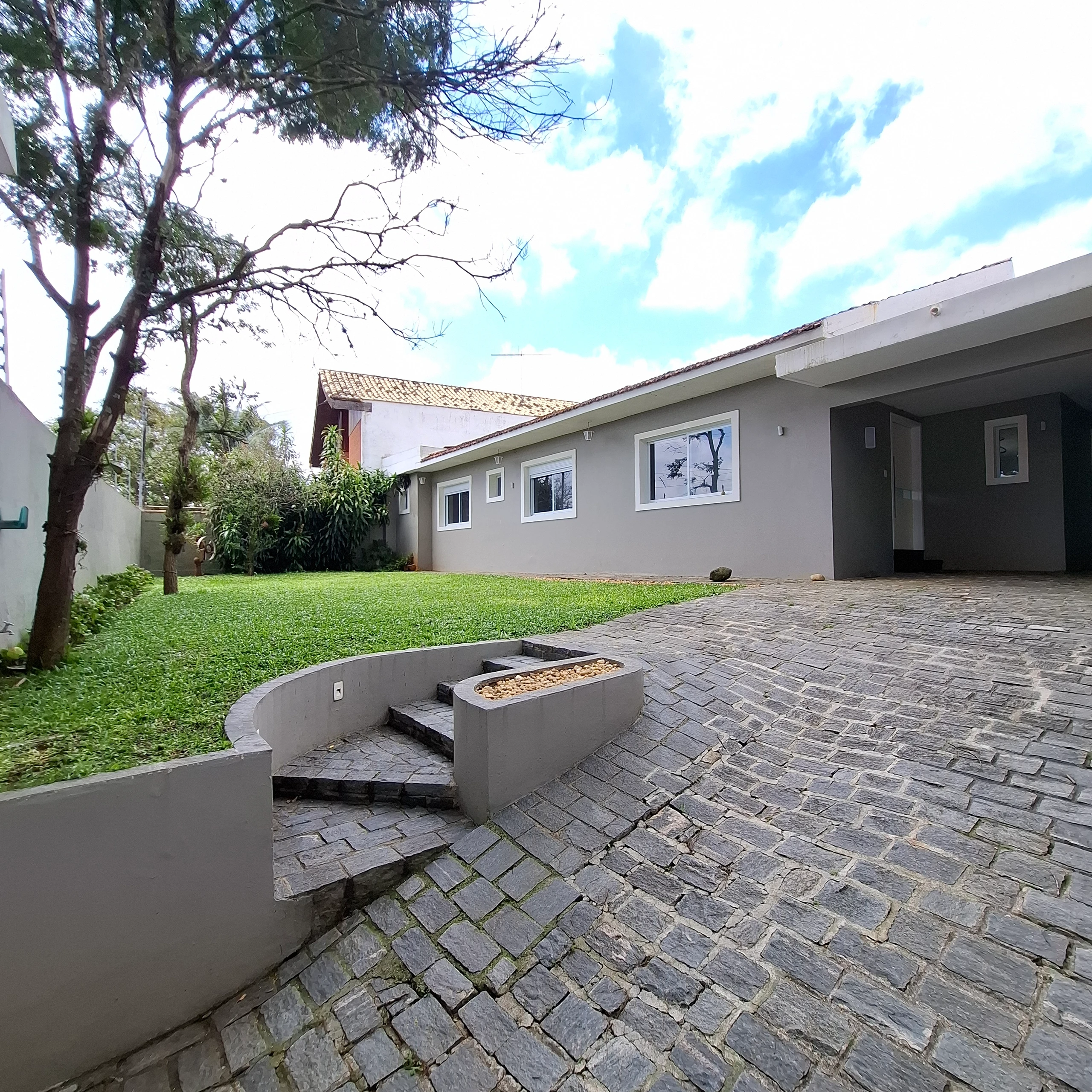 A venda Casa no Bolsao de Interlagos, 03 quartos suítes, 03 vagas, térrea, vizinho ao laguinho 