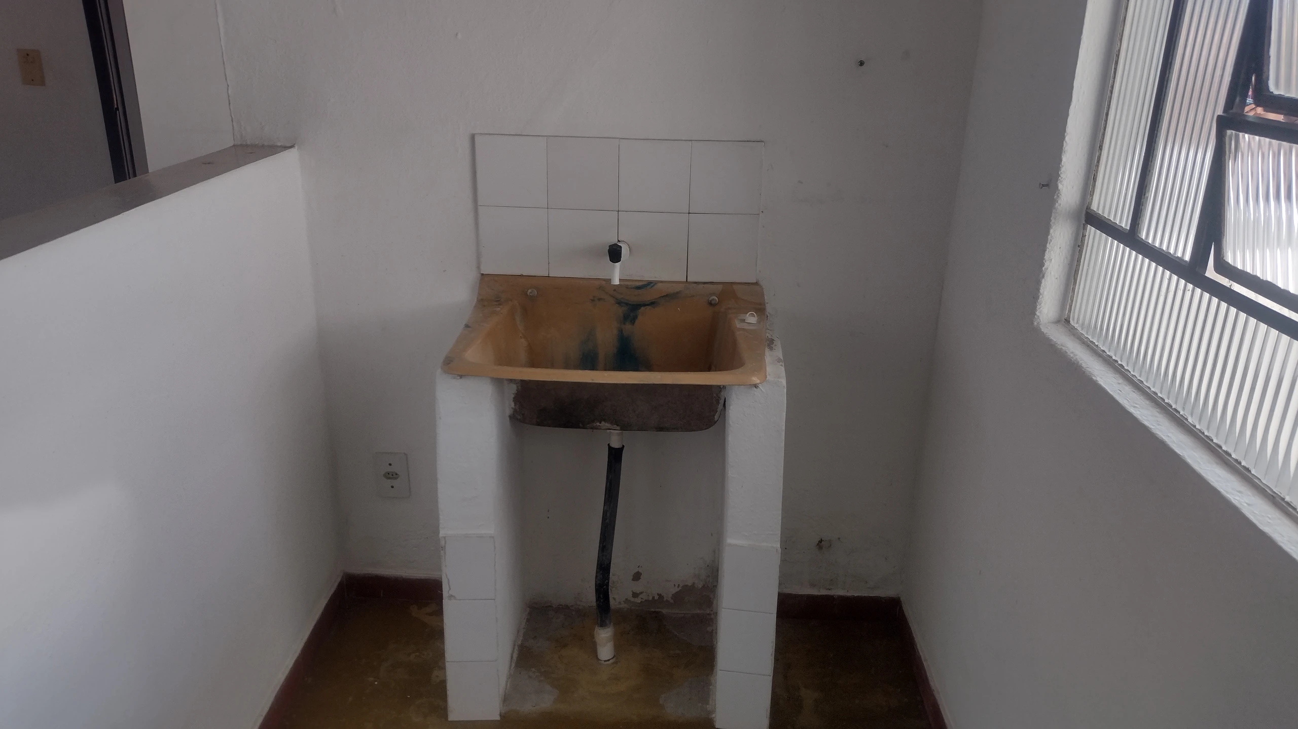 Apartamento com dois quartos no centro de Guapimirim
