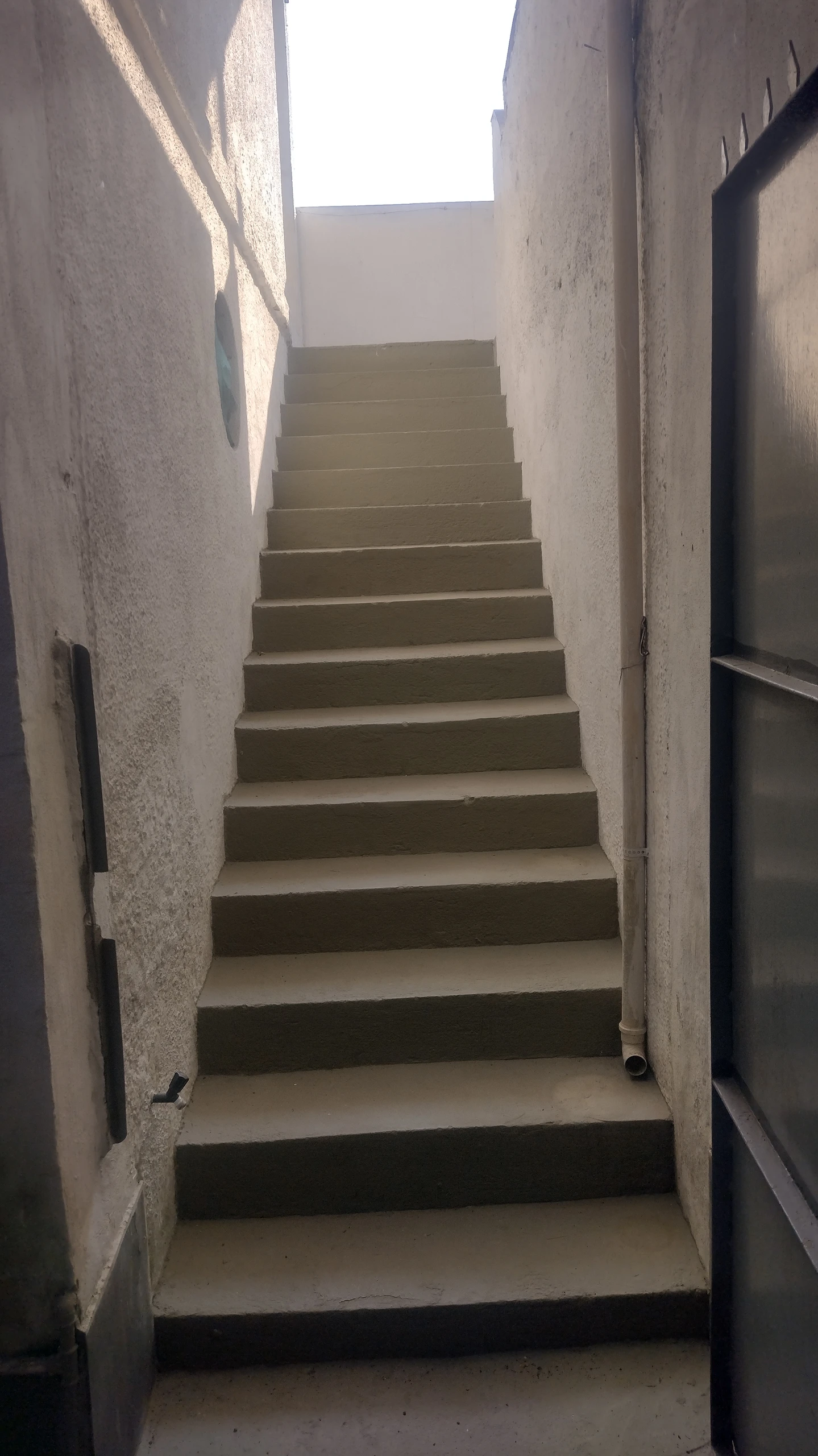 Apartamento com dois quartos no centro de Guapimirim