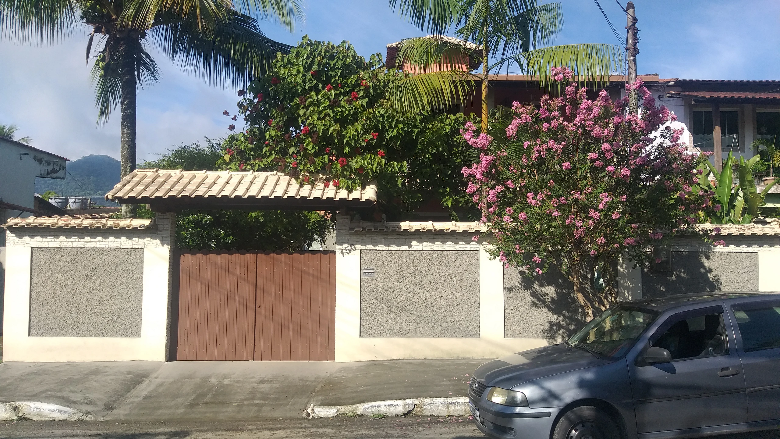 Casa duplex com piscina no centro de Guapimirim