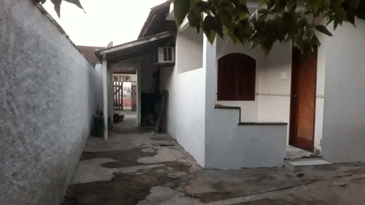 Casa com dois quartos no centro de Parada Modelo, Guapimirim