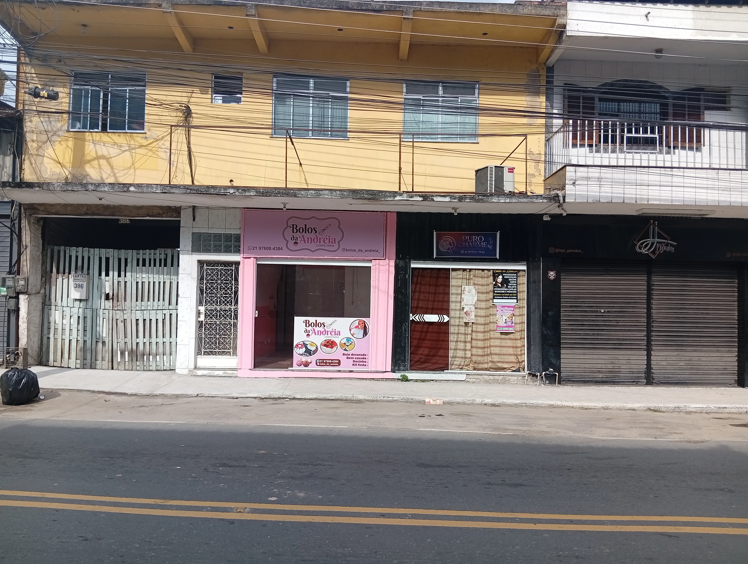 Duas lojas com um apartamento no centro de Parada Modelo, Guapimirim 