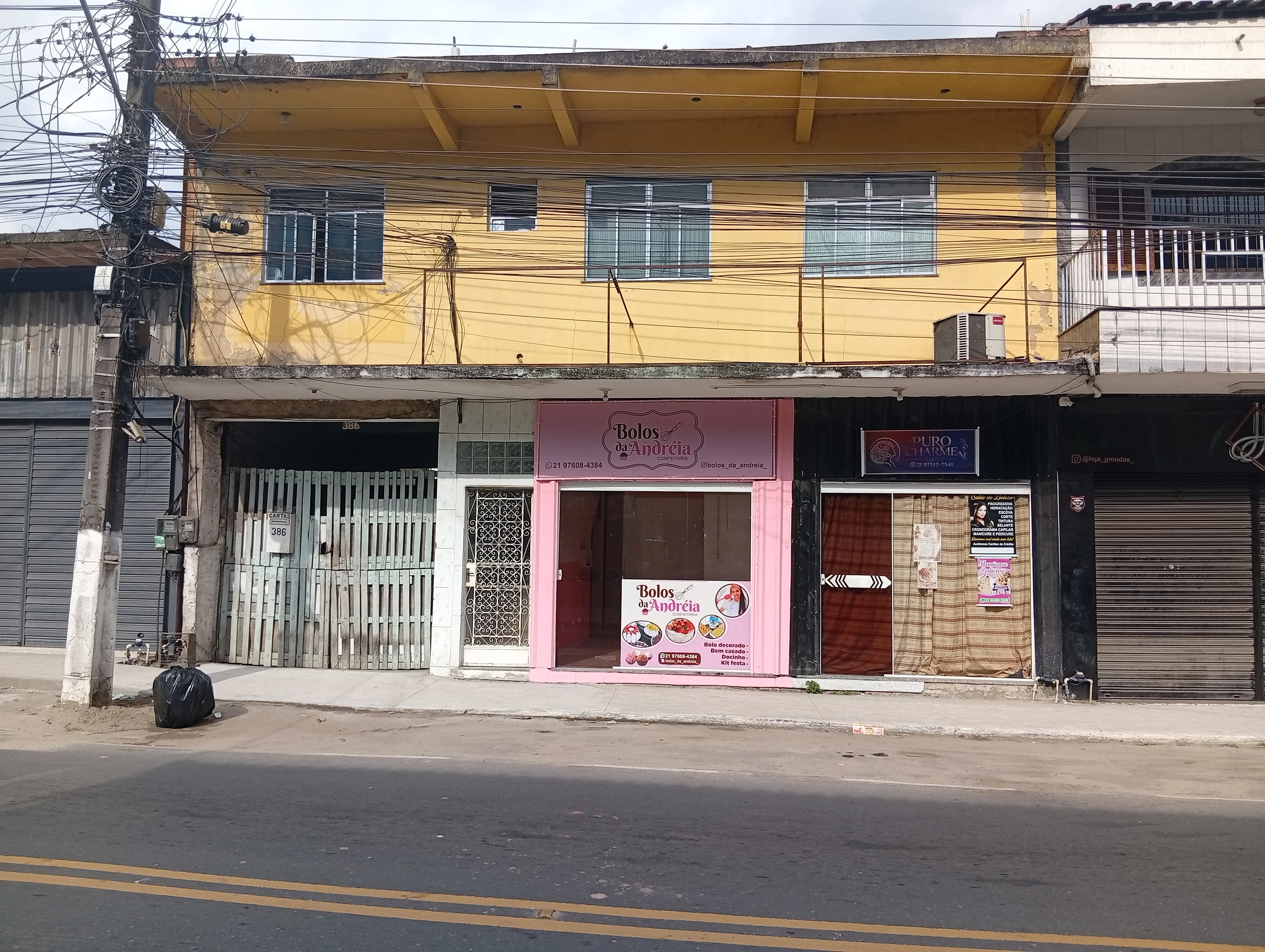 Duas lojas com um apartamento no centro de Parada Modelo, Guapimirim 