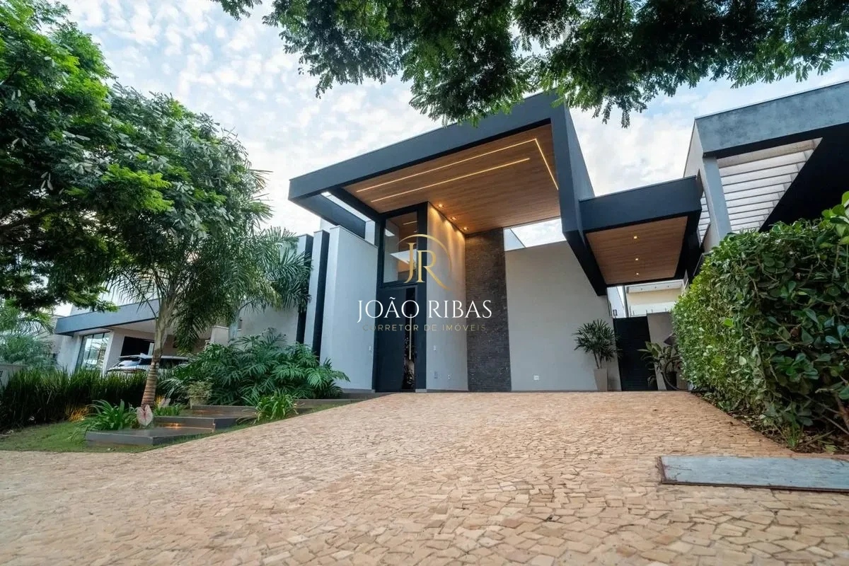 Casa Térrea de 200m² com 03 suítes à venda em condomínio - Vila do Golf