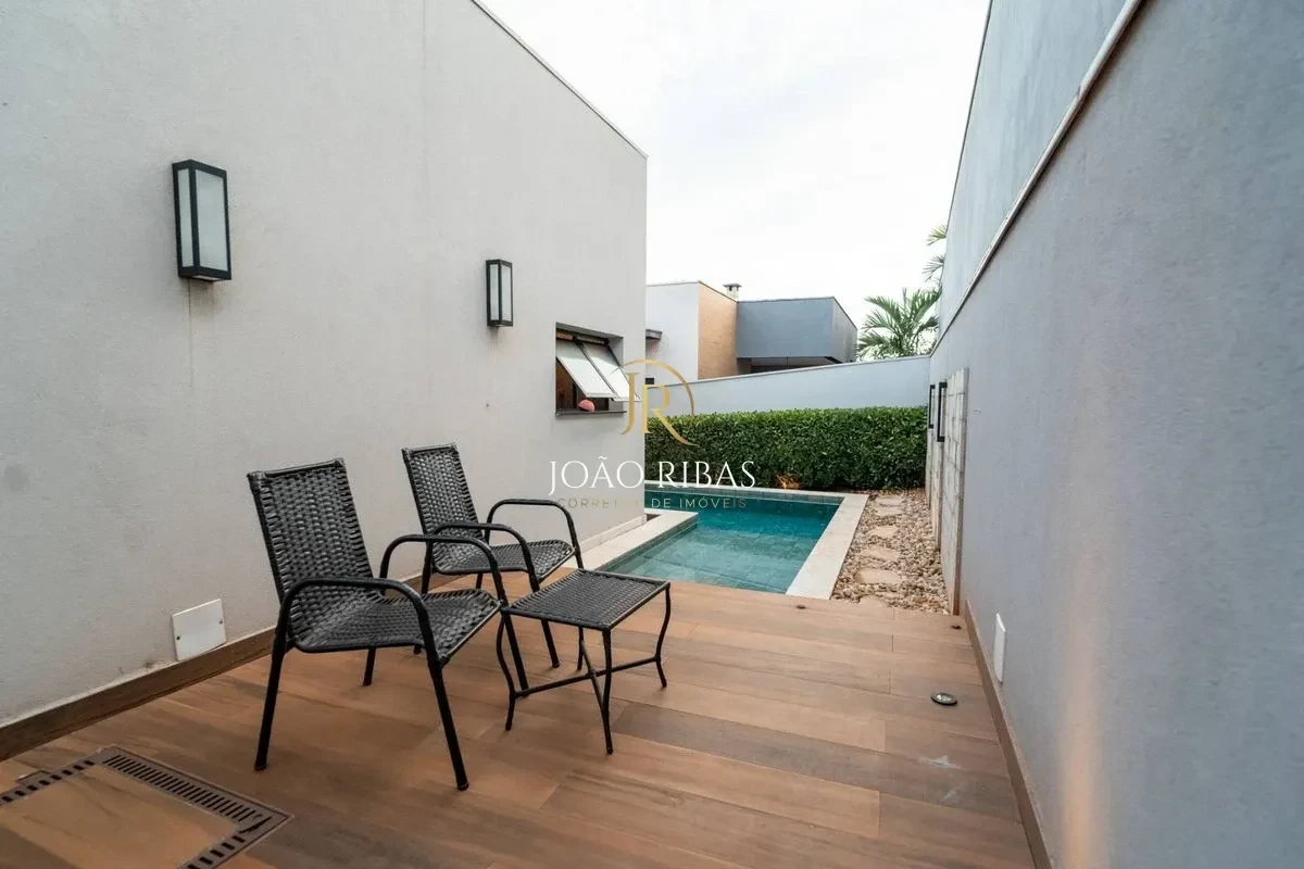 Casa Térrea de 200m² com 03 suítes à venda em condomínio - Vila do Golf
