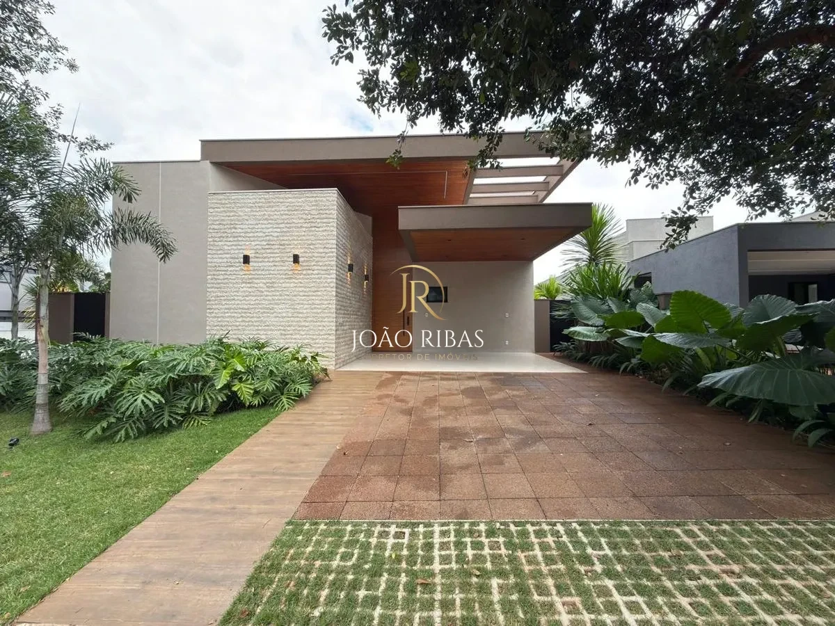 Casa térrea de 260 metros com 3 suítes para venda em condomínio - Alphaville