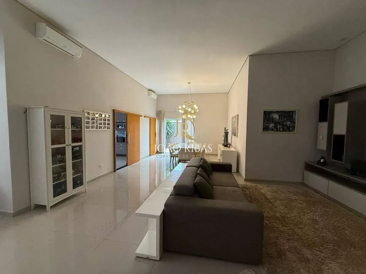 Casa Térrea de 249M² com 04 Suítes para Venda em Condominío –Vila do Golfe