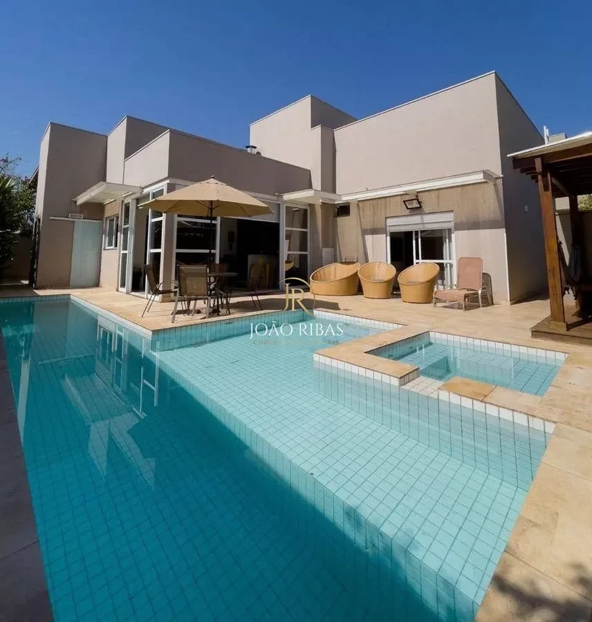 Casa Térrea de 249M² com 04 Suítes para Venda em Condominío –Vila do Golfe