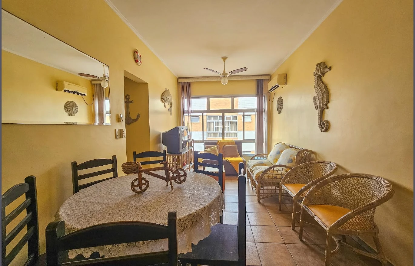 Apartamento na Praia da Enseada, Guarujá — 2 Dormitórios, 200 Metros do Mar e Potencial para Airbnb