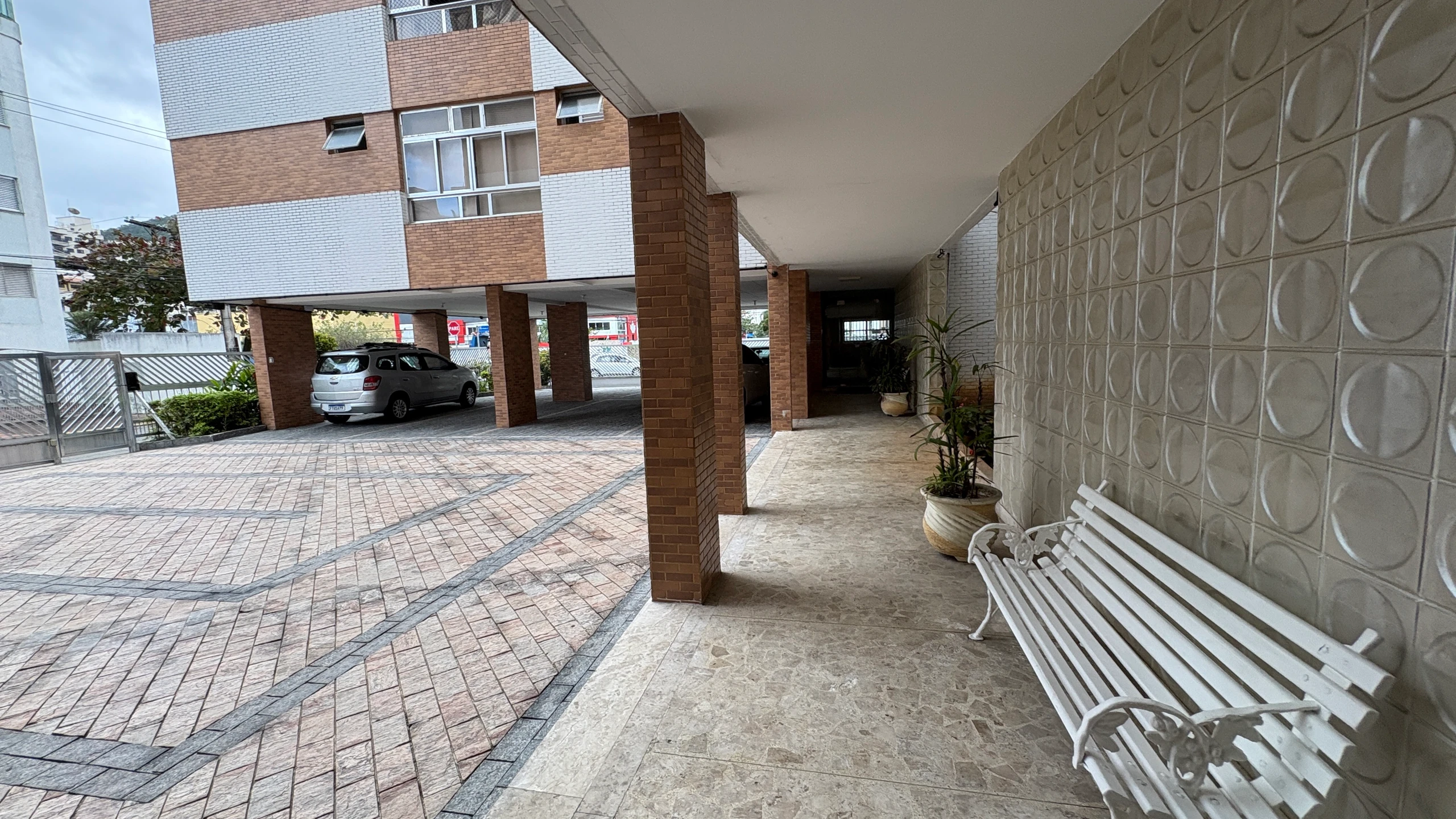 Apartamento na Praia da Enseada, Guarujá — 2 Dormitórios, 200 Metros do Mar e Potencial para Airbnb
