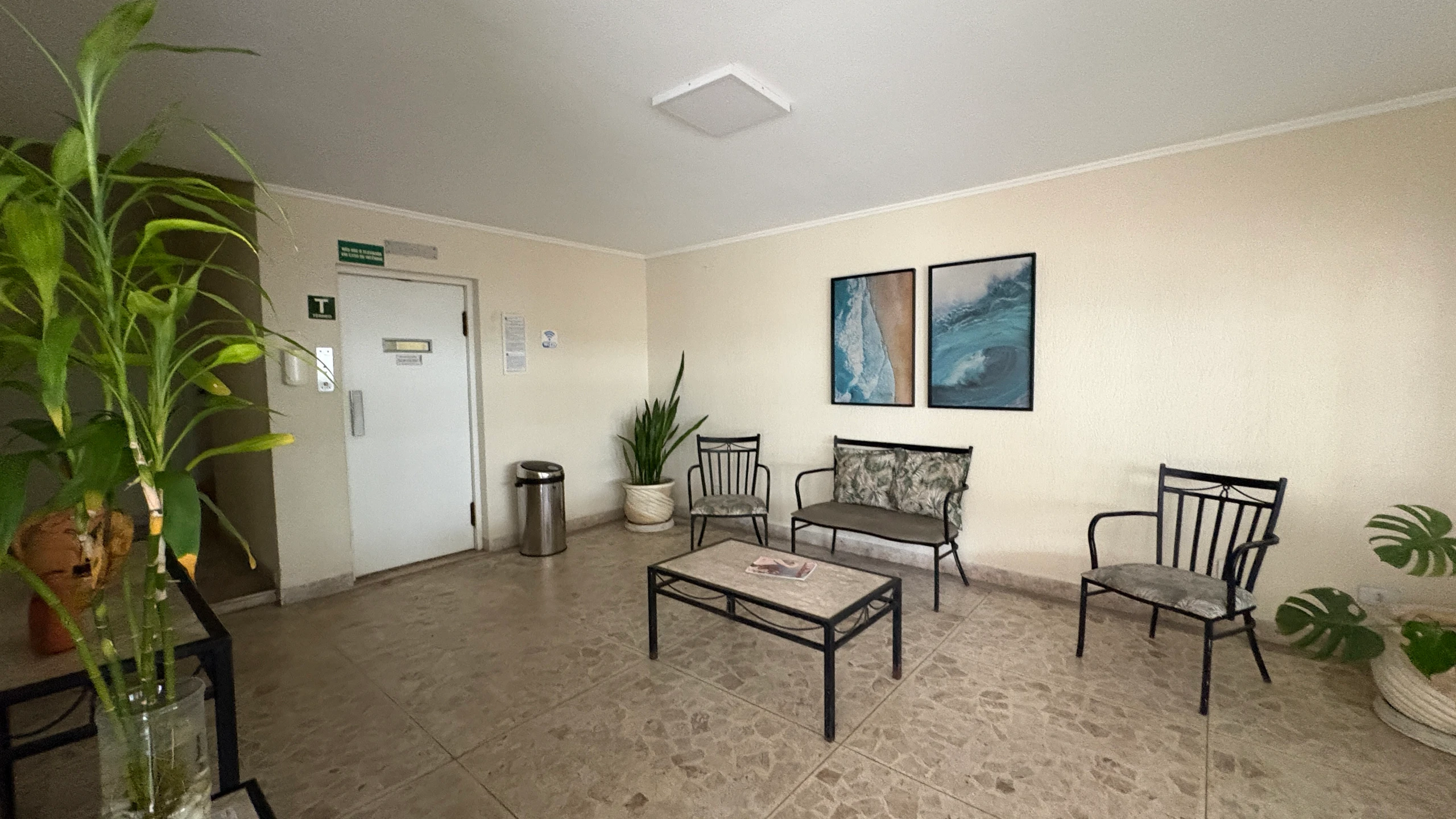 Apartamento para Locação Anual na Praia da Enseada, Guarujá — Mobiliado, 2 Dormitórios e a 200 Metros do Mar