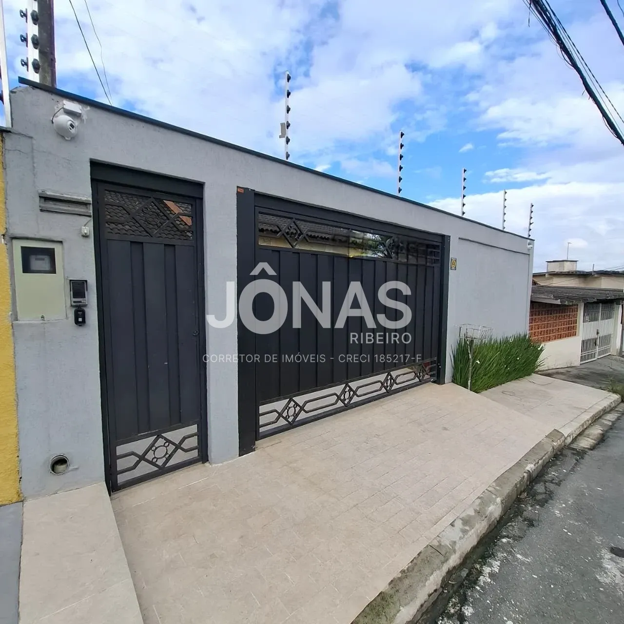 a venda Casa em Interlagos, 03 quartos suite 03 vagas Quintal