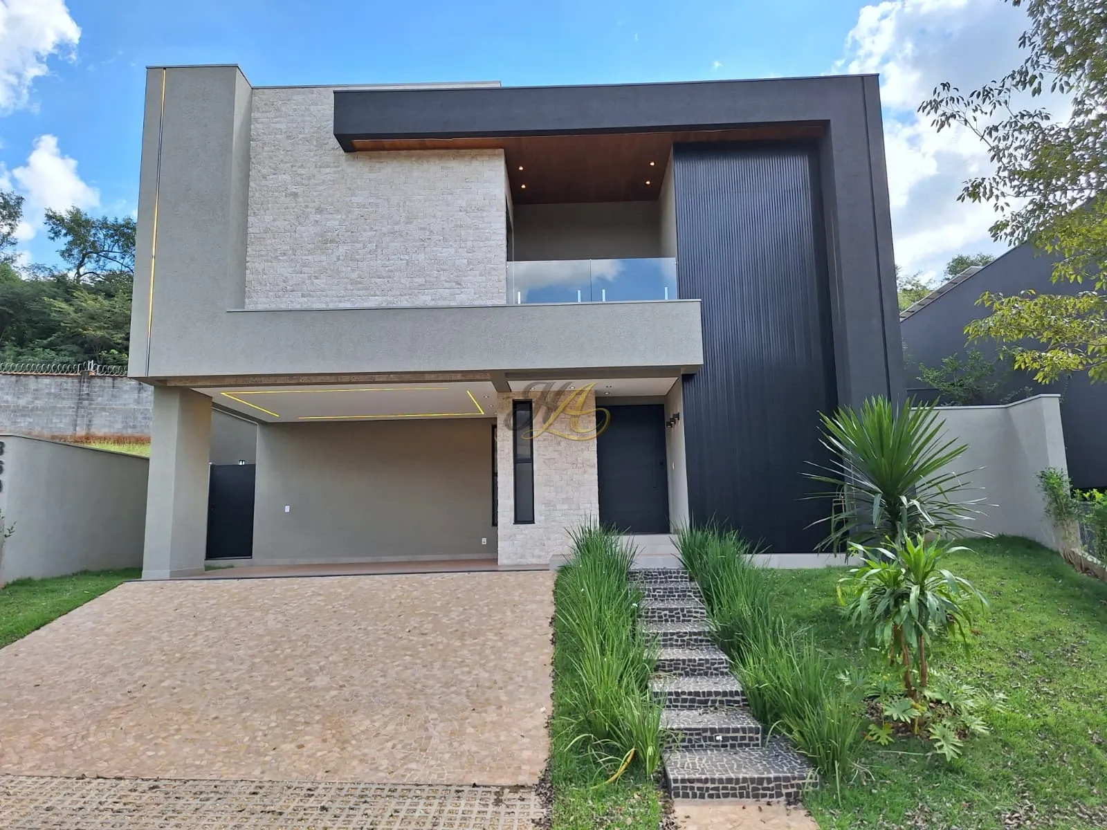 Sobrado de 363m² com 5 suítes e fundo para a mata à venda em condomínio | Alphaville