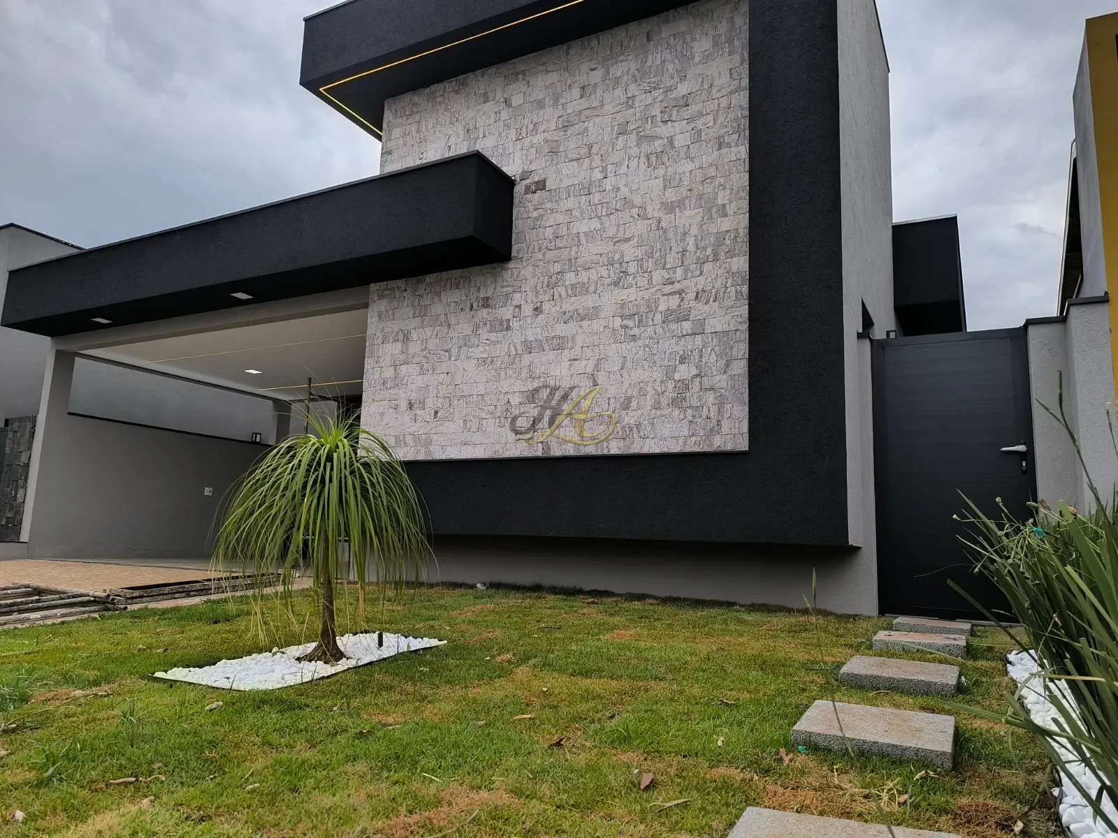 Casa térrea de 162m² com 3 suítes, piscina aquecida e energia fotovoltaica à venda em condomínio | Portal da Mata