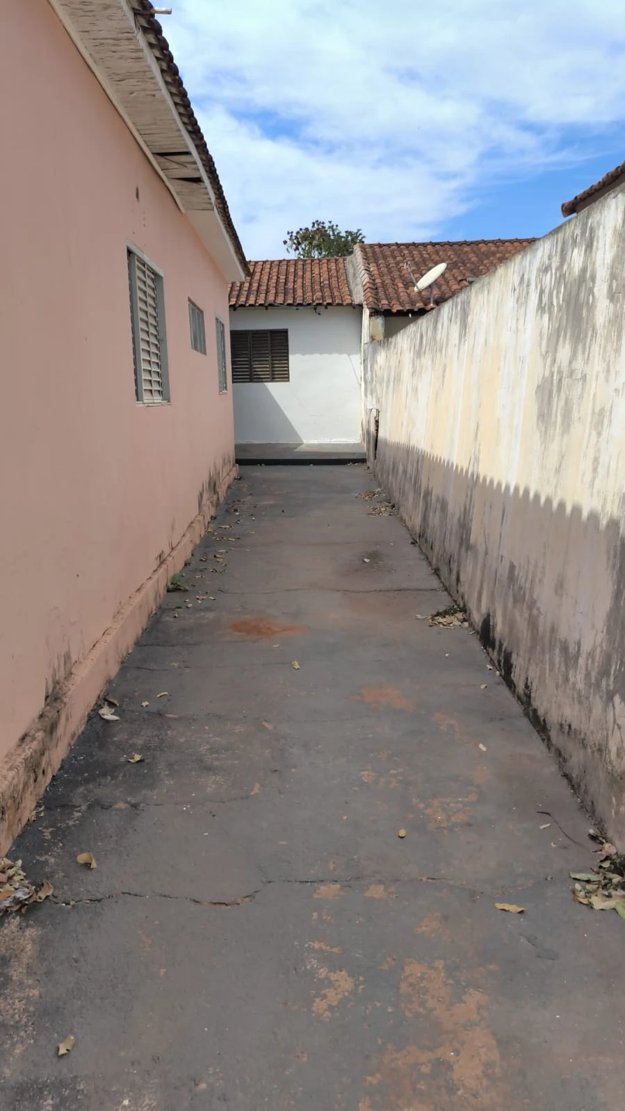 Aluga-se casa fundos Eldorado