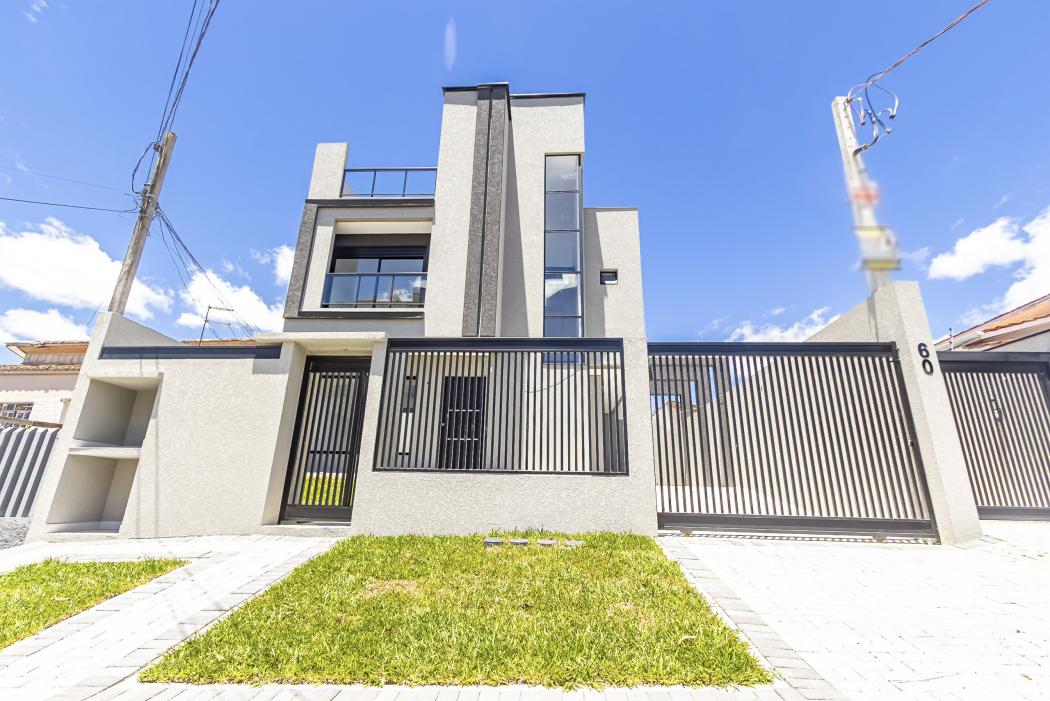 Sobrado Triplex Novo com 3 Suítes no Capão Raso - Frente Rua