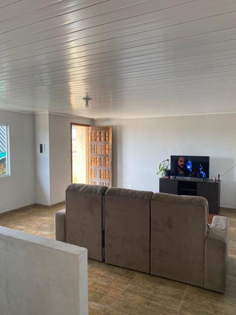 CASA BEM DISTRIBUIDA NO JARDIM DAS GRAÇAS EM COLOMBO