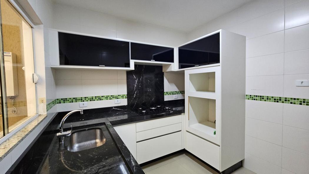 Sobrado com 3 dormitórios à venda, 164 m² por R$ 785.000 - Uberaba - Curitiba/PR