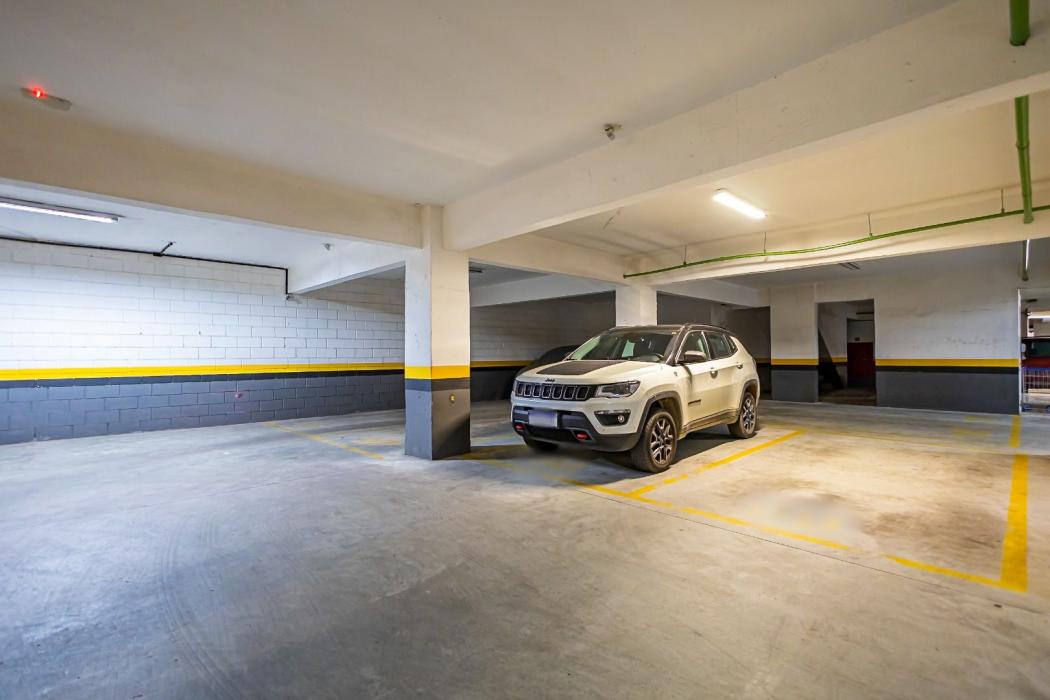 Apartamento Semi-Mobiliado com Sacada e Vaga – 49m², Cristo Rei