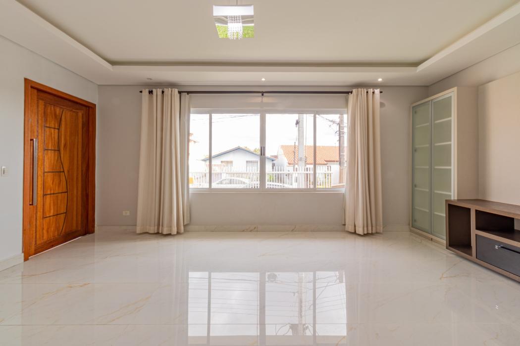 Sobrado de 320 m² com 5 dormitórios sendo 2 suítes com espaço gourmet e 3 vagas de garagem no Bacacheri