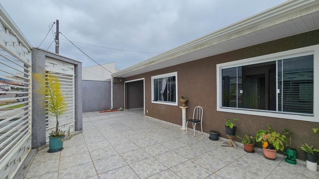 Casa térrea com 202 m² com 4 dormitórios sendo 1 suíte 4 vagas de garagens e edícula no Santo Antônio