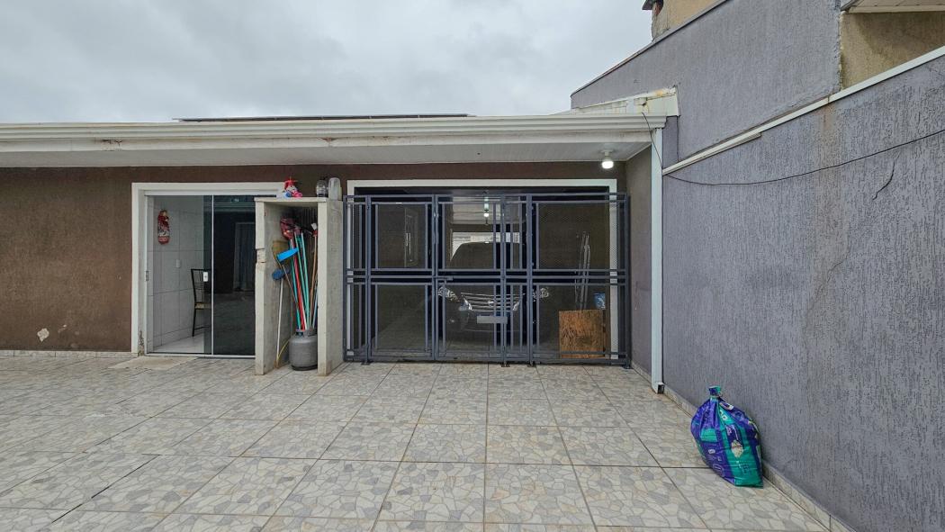 Casa térrea com 202 m² com 4 dormitórios sendo 1 suíte 4 vagas de garagens e edícula no Santo Antônio