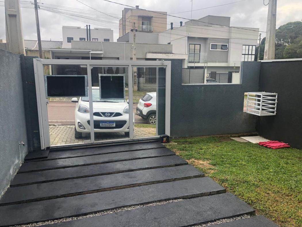 TRIPLEX MARAVILHOSO COM �REA GURMET E SUITE COM CLOSET EM ARAUC�RIADE FRENTE PARA A RUA COM PORT�O ELETRONICO.