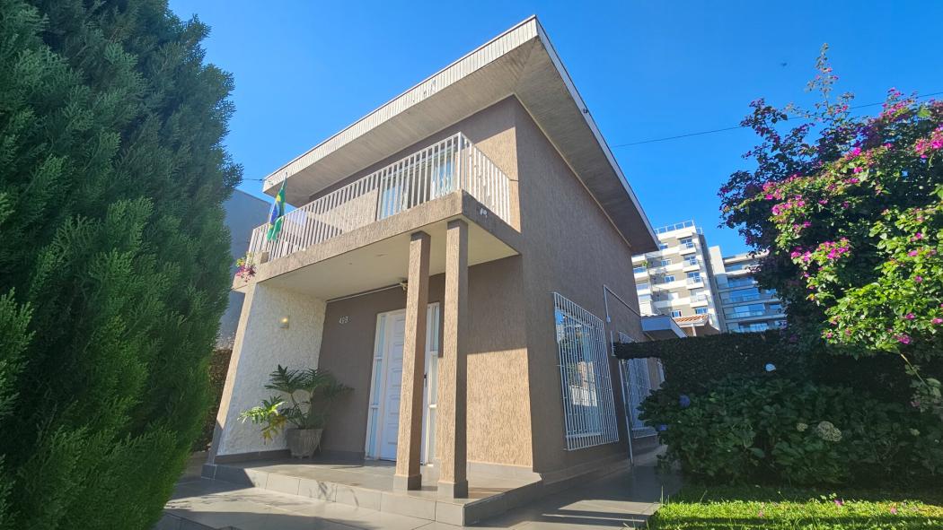 Casa de 240 m² construído com 3 dormitórios sendo 2 suítes e 4 vagas de garagem no Seminário totalmente averbada