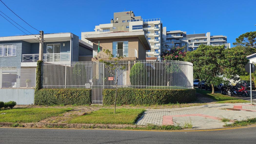 Casa de 240 m² construído com 3 dormitórios sendo 2 suítes e 4 vagas de garagem no Seminário totalmente averbada