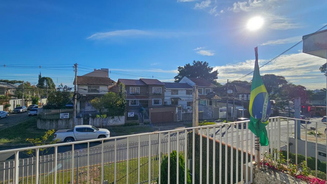 Casa de 240 m² construído com 3 dormitórios sendo 2 suítes e 4 vagas de garagem no Seminário totalmente averbada