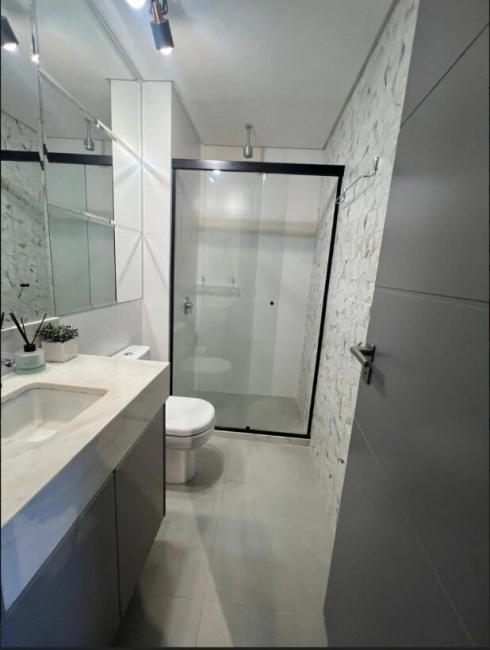 Flat exclusivo no Batel com vaga de garagem e sacada integrada - 38m²