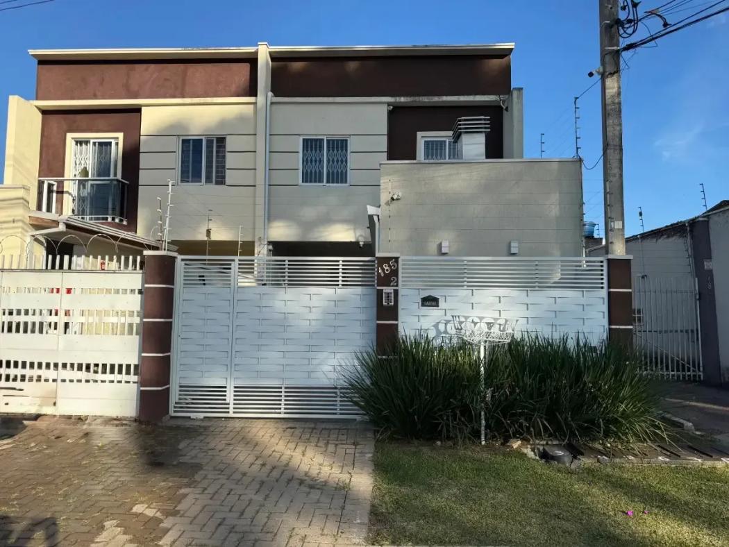 Sobrado com 3 quartos, closet e área gourmet no Alto Boqueirão, Curitiba
