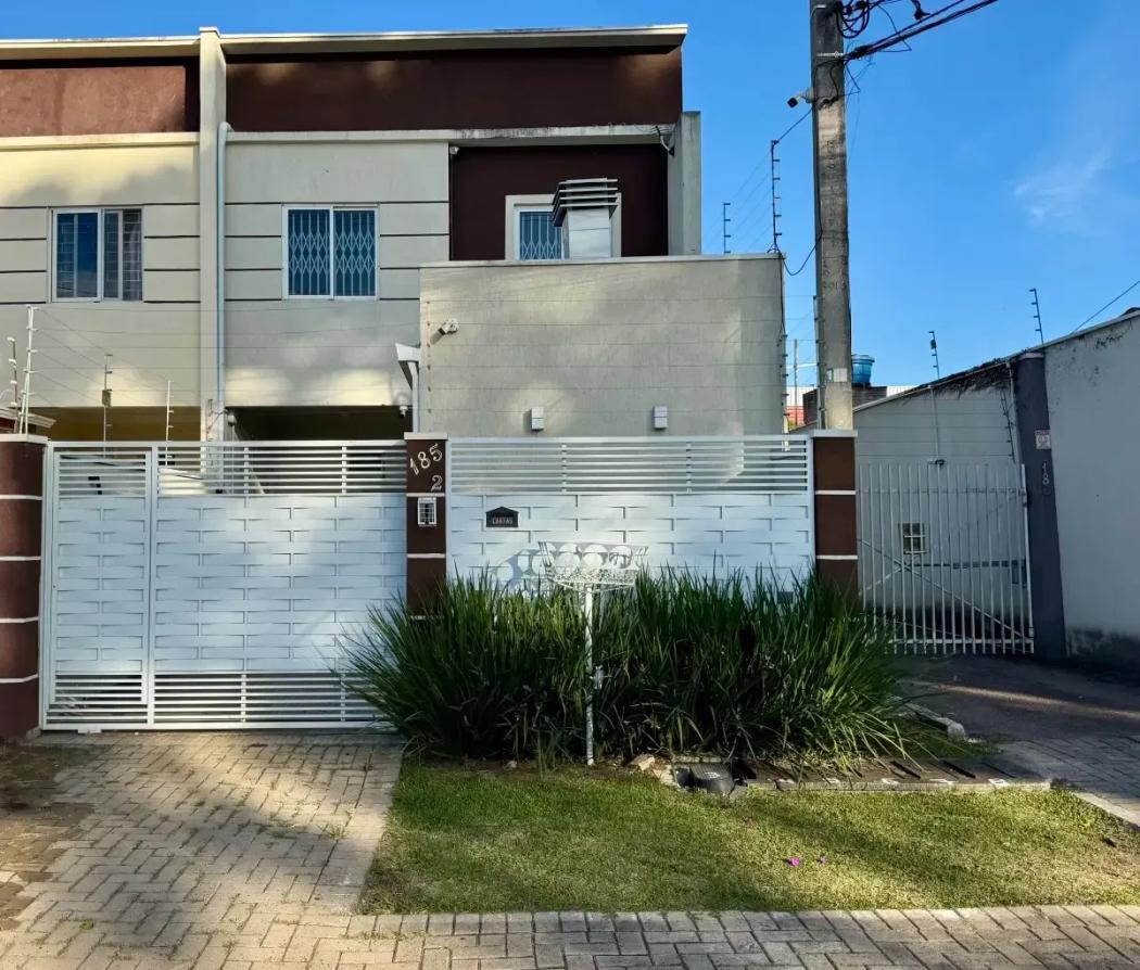 Sobrado com 3 quartos, closet e área gourmet no Alto Boqueirão, Curitiba