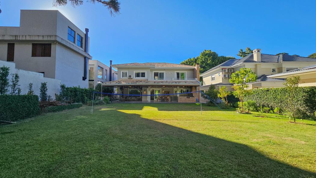 Casa em condomínio fechado de alto padrão ao lado do Parque Tingui em terreno privativo de 1193 m²