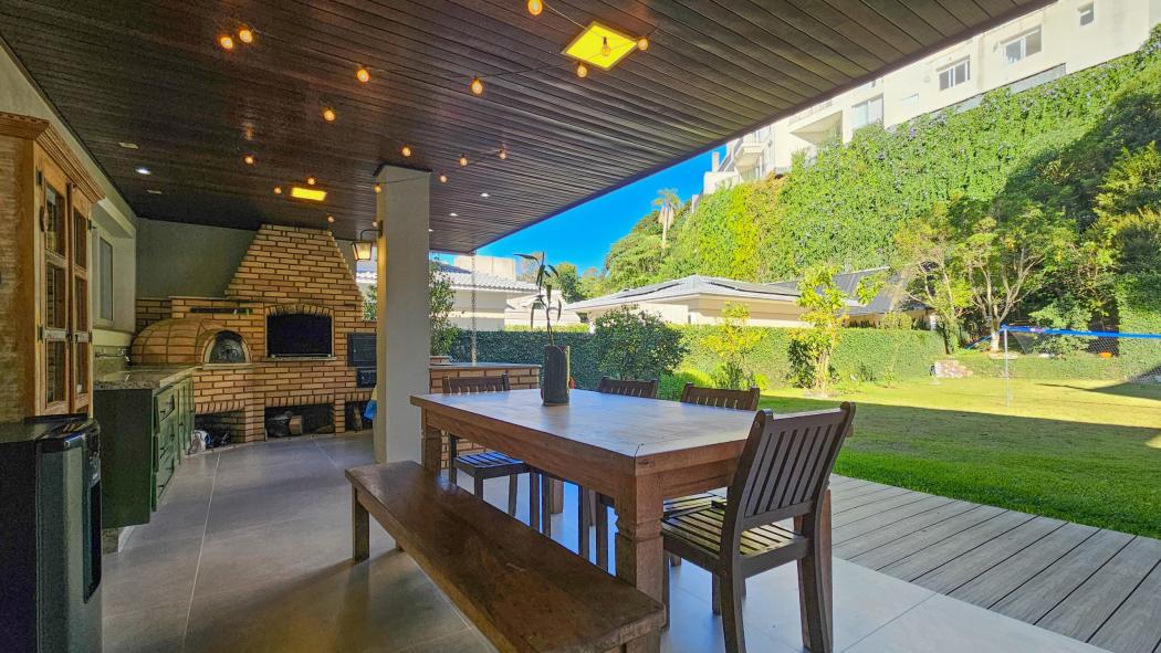 Casa em condomínio fechado de alto padrão ao lado do Parque Tingui em terreno privativo de 1193 m²