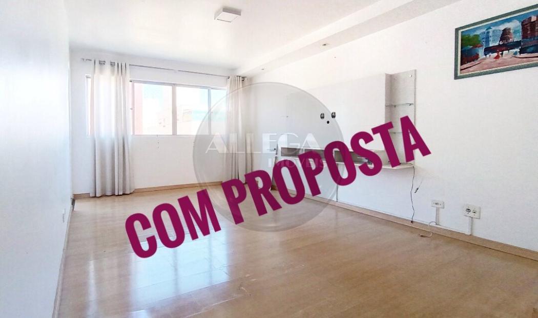 Vende apartamento 2 quartos, com sacada. Bairro Cristo Rei, Curitiba, PR. R$ 390.000,00