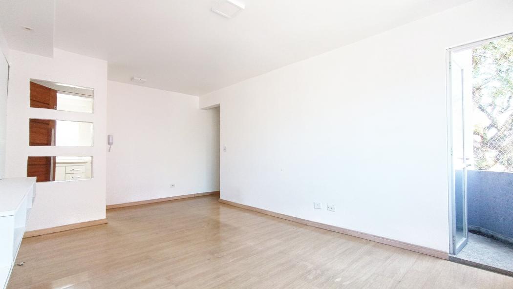 Vende apartamento 2 quartos, com sacada. Bairro Cristo Rei, Curitiba, PR. R$ 390.000,00