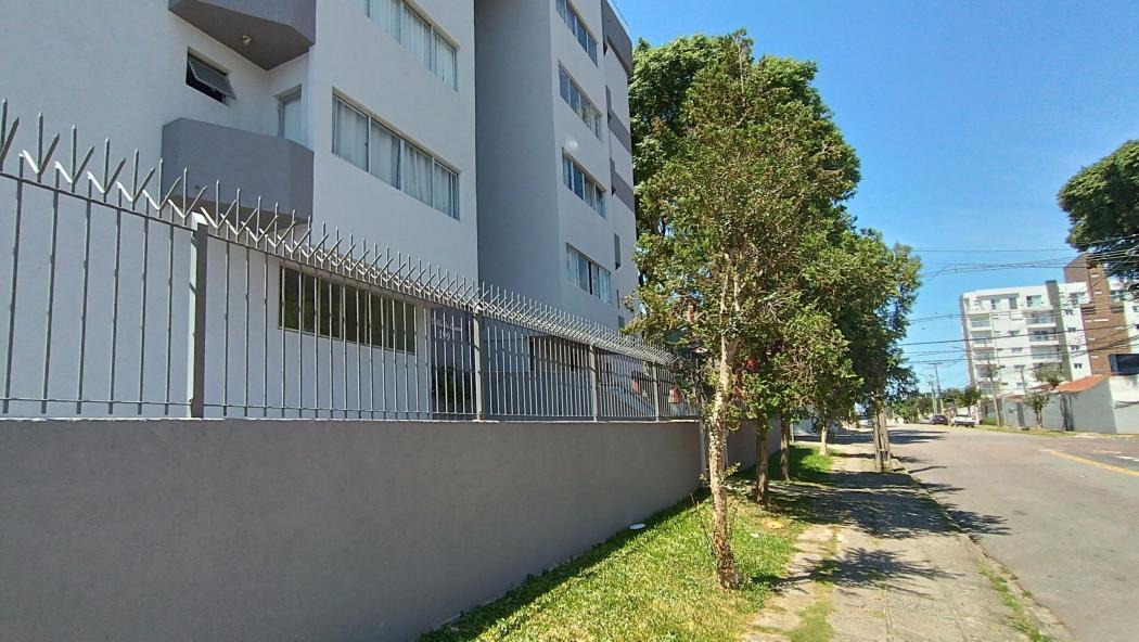 Vende apartamento 2 quartos, com sacada. Bairro Cristo Rei, Curitiba, PR. R$ 390.000,00