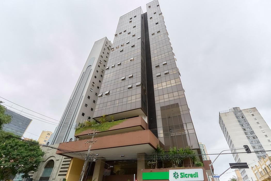 Sala comercial reformada no Center Tower | 82 M² | 7º andar | Centro de Curitiba