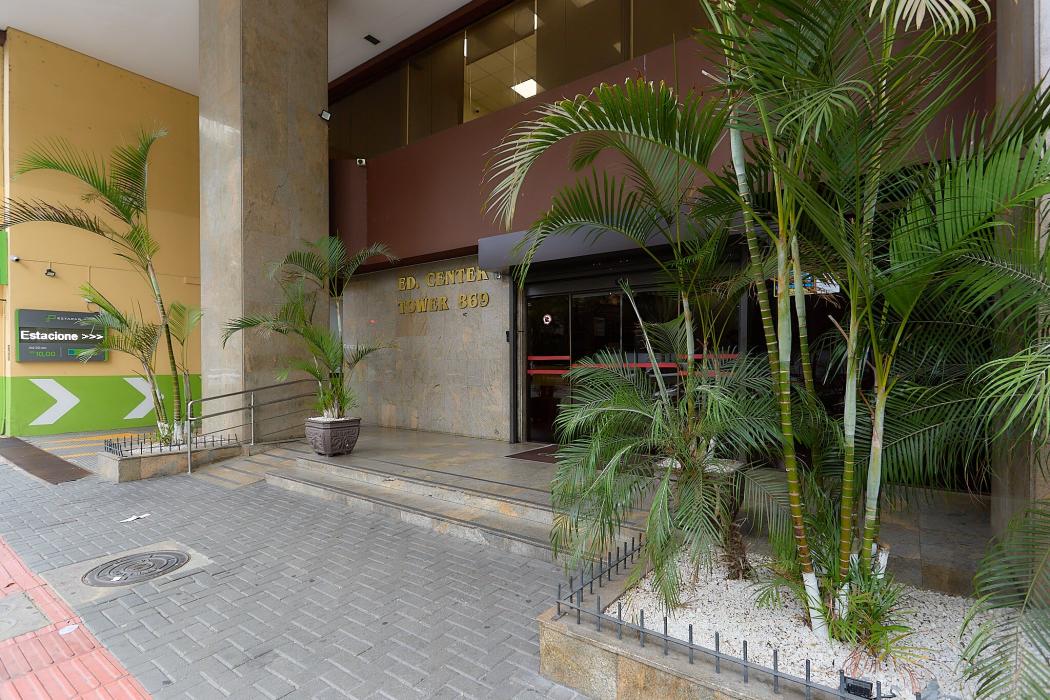 Sala comercial reformada no Center Tower | 82 M² | 7º andar | Centro de Curitiba