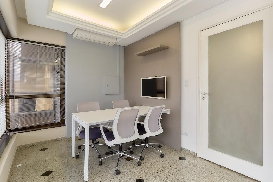 Sala comercial reformada no Center Tower | 82 M² | 7º andar | Centro de Curitiba