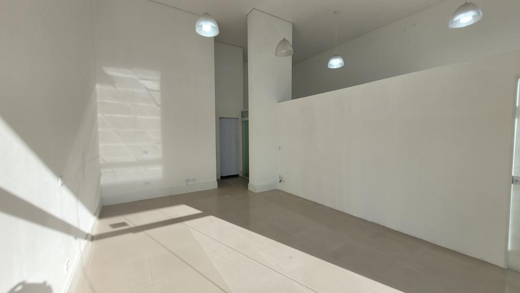 Loja comercial para Venda, 128,00 m², na frente do Terminal do Cabral, Edfício Set Cabral.
