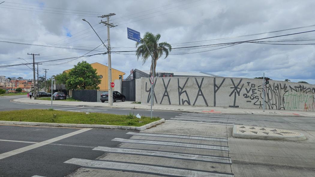 Terreno comercial e residencial de esquina 715 m² livre e murado pronto para construção no Cajuru