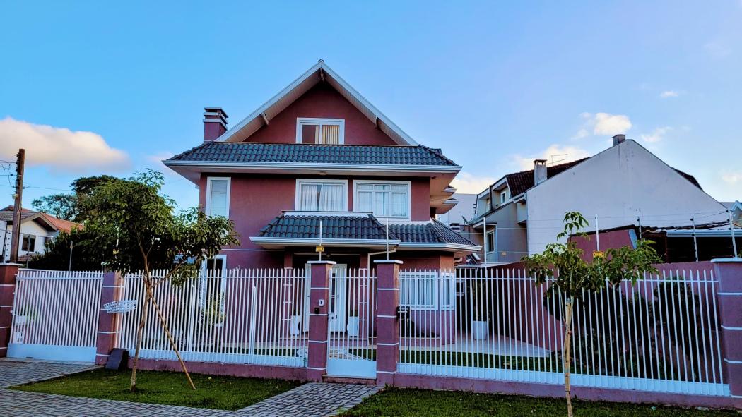 SOBRADO com 3 dormitórios à venda com 327.43m² por R$ 1.795.000,00 no bairro Guaíra - CURITIBA / PR