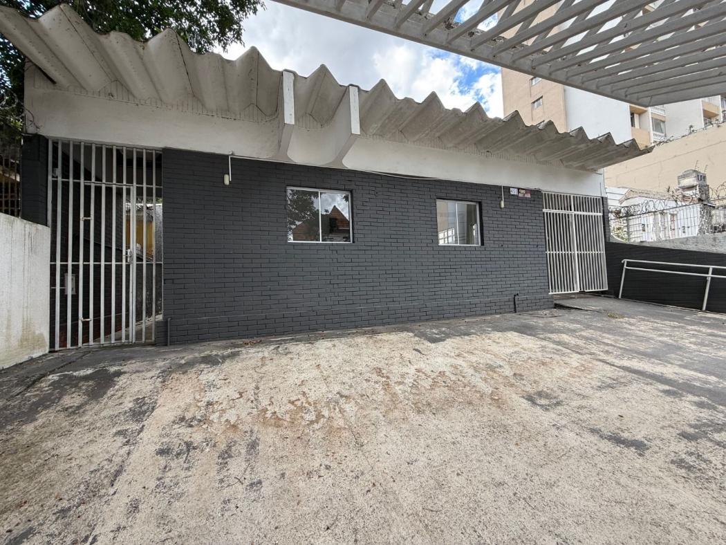 Casa para alugar com 15 salas e 5 banheiros e 10 vagas cobertas para carros, 450 m² por R$ 16.335/mês - Centro Cívico - Curitiba/PR