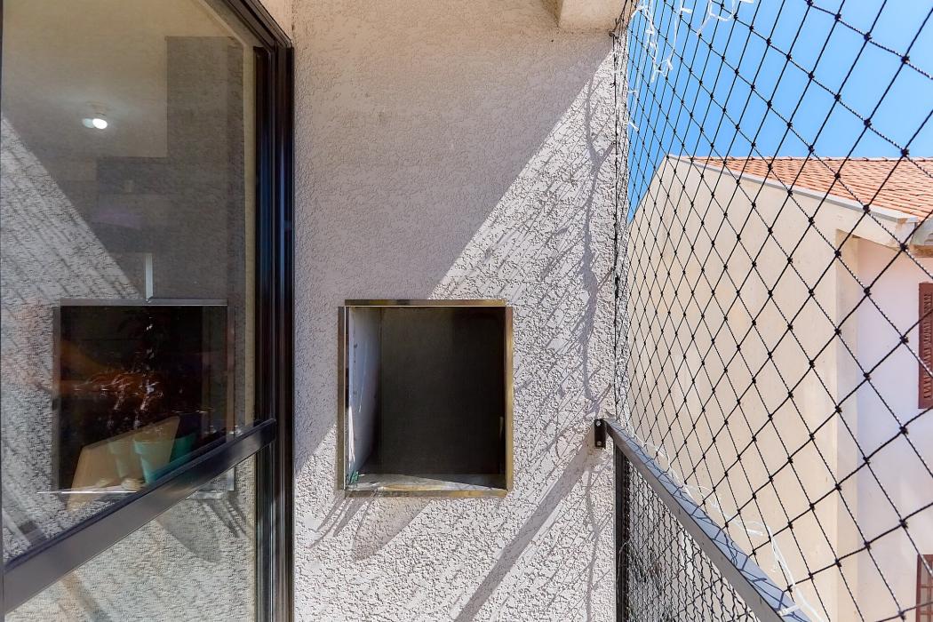 Apartamento mobiliado com 3 dormitórios, sendo uma suíte, sacada com churrasqueira.